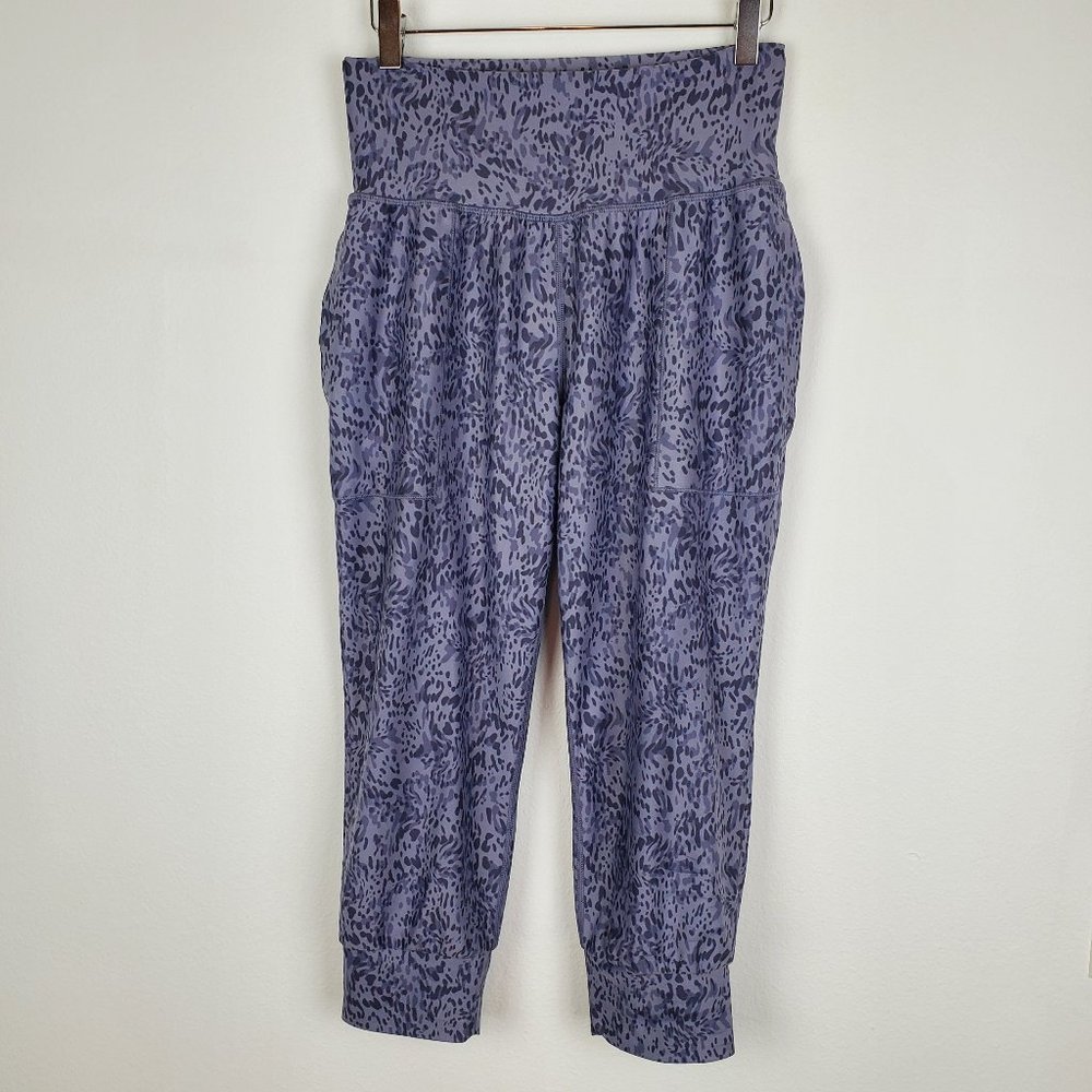 Athleta salutation printed crop jogger SP leopard lavender grey athleisure